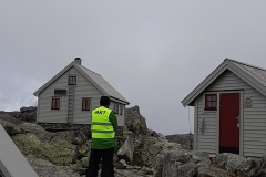 Peder står klar til å ta i mot løparar
